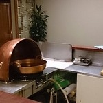 田ざわ - 天ぷら用鍋を囲むカウンター席