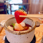 喫茶去 ありまま - このイチゴがまた良い仕事をするのです!!
      一緒に食べるとイチゴ大福みたい(〃艸〃)