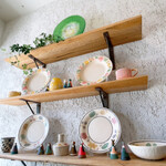 喫茶去 ありまま - プレートも小さなお人形さんも同じ作家さんの作品。
      凄く癒されますꕤ*.ﾟ