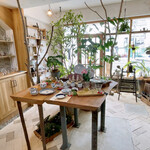 喫茶去 ありまま - 入り口付近はギャラリー
                                企画展もされています