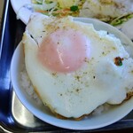 徳市 - 目玉焼きをのせて