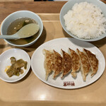 餃子製造直販 餃山堂 - シングル餃子定食510円