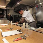 MOZU - カウンターのお席からシェフ