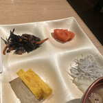 Nagomi - ひじきの煮物、辛子明太子、だし巻き卵、しらすおろしと海苔でごはんのおかずが充実しています。