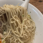 ジャンジャン軒 - 麺は極細ストレート麺でつるっとした食感です。