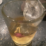 青山 ゑびす堂 - 桜梅酒ロック　桜の塩気と香りが非常によかったです
