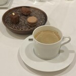 レストラン ラ・フロレゾン・ドゥ・タケウチ - 珈琲、小菓子と共に