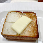 VIE DE FRANCE - トーストされた厚切りトーストにバターがのってます