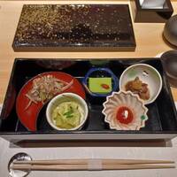 鮨 奏 - 前菜は、左側から、♪︎若牛蒡と鶏、烏賊と筍の木の芽味噌、翡翠豆富、ミニトマト甘酢、海鼠♪︎