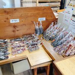 村瀬食品 - お店の陳列する様子です。（2023.4 byジプシーくん）
