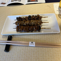 天然うなぎ しま村 - 串焼き。手前からレバー、つくね、キモ焼き