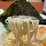 酒肴場 屯 - 麺は中華そばとは異なる全粒粉入りの風味の強いものを使用