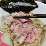 酒肴場 屯 - 低温調理のカタロースチャーシューは貝出汁スープに合わせて極薄スライスに