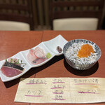 酒肴場 屯 - 海鮮丼¥500は、鰆の中落ち、カツオ、ヒラマサ、メジナ、ヒラメ、鯵、釜揚げしらす、いくら！