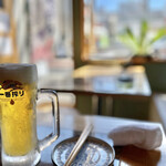 てんぷら居酒屋 わばる - 生ビールは一番搾り、春の風が心地よいテーブル席。