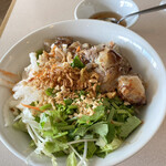 ミス・サイゴン - ピリ辛のタレを掛けて食べる、揚げ春巻き乗せ米麺。揚げ春巻きも野菜もたっぷり
