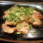 鉄板焼 むげん - 豚タンのニンニク焼