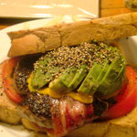 バンズがイギリスパンでパティも１．５倍のボリュームのスペシャルバーガー