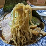 中華そば 多賀野 - やや縮れな中太麺