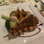 レストランカズラベ - メイン。僕は鳥。赤ワイン煮込みやステーキも他の人はメインで頼み、シェアしました