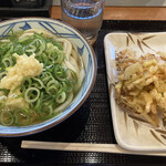 丸亀製麺 - かけうどん並(¥390)+野菜かき揚げ(¥170)