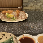 とんかつ マンジェ - トンカツは手前の塩に付けて♪