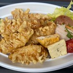 Maison Delice Sanbancho - 九州産鶏のとり天弁当。小麦粉まで国産を使用しますのでポストハーベストの心配がない安心の手作り弁当です！テイクアウトで10%オフ　¥890→¥800（税込）