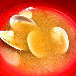 Katsuyoshi - 味噌汁は出汁と大豆がうまく，2尾のあさりも良い味だしてます 