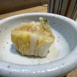 天ぷらと天丼 五島 - 塩気と酸味の効いた白菜の漬物