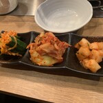 七輪炭火焼肉遊輪 - キムチ盛り合せ