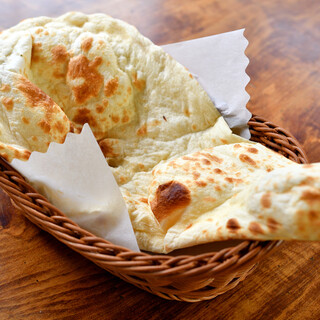 Fragrant and chewy naan ♪ The moment you stuff your cheeks is a blissful experience.