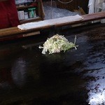 山本まんぼ - カウンター前には大きな鉄板が！