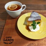 cafe SANDS - かぼちゃのバスクチーズケーキとアールグレイ　