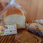 ハナバナナ - 山食パンと昨日の半額パン2種類