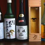 Nihon Ryouri Yuen - 日本酒・焼酎は全国各地のお酒を店主自ら選び、取り揃えています。それぞれ違う味わいを楽しめるようなラインナップです。飲み比べもできますよー。。仕入れ状況や季節によって内容は変わります
