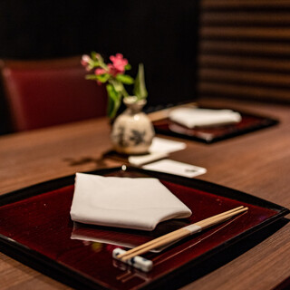 シックな雰囲気のテーブル席