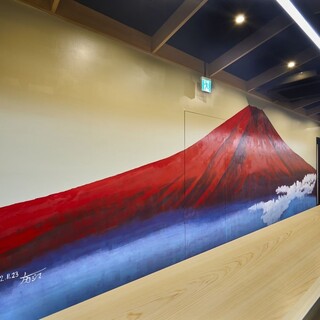 芸術家の手で生み出された迫力ある赤富士！幅広い層で賑わう店内