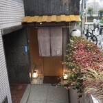 寿し 京町堀 佐藤 - 階段を降りた半地下に入口