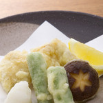 Kitashinchi Unoan - 天ぷらの盛り合わせもご用意！特製の天だしでお召し上がりください。