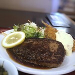 石蔵 - ◆ハンバーグが大きいワ。(≧◇≦)　手作りではないような印象を受けましたけれど、 柔らかく食べやすい。お味は悪くないですけれど、デミソースがもう少し欲しいかしら。