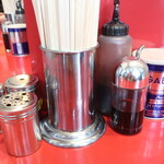 ラーメン二郎 - 卓上調味料