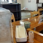 中華そば 伊藤商店 - カウンター席から小上がり側を