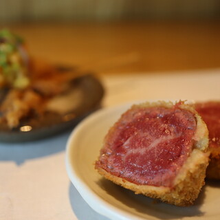 旬食材や熟成師つむぐの長期熟成肉を串揚げでお楽しみください。