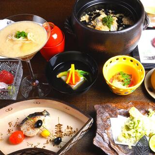 我们提供将传统日本日本料理与法国料理元素相结合的创新日本料理。