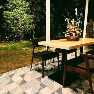 温もりあるモダン空間。ライトアップが楽しめる中庭のテラス席も