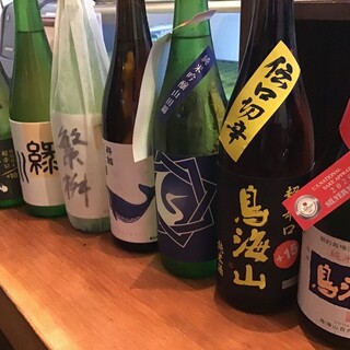 多彩な日本酒とウイスキーを嗜む。人気の生絞りサワーも