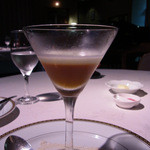 フランス料理グルメ - 二層になった冷製スープ。下はオニオン、上はビシソワーズ