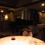 フランス料理グルメ - 店内の一部は二階まで吹き抜け