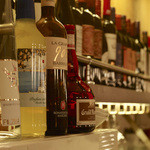 RISOTTO CURRY STANDARD - 店内には多数のお酒が並んでいます。