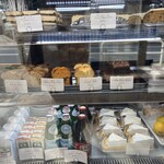 taik bake&coffee - ショーケースには朝からスイーツが並びます